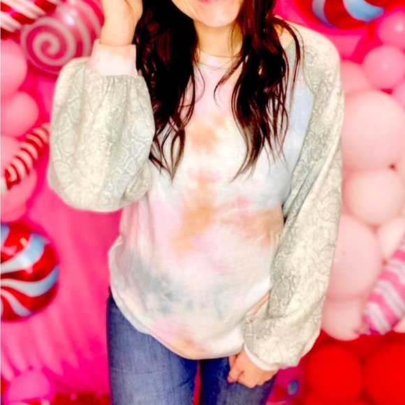 NWOT Vanilla Bay Long Sleeve Tie Dye Python Sleeve Top - Picture 3 of 15